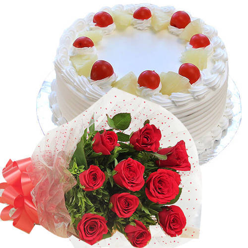 Toothsome Pineapple Cake with Roses Bouquet