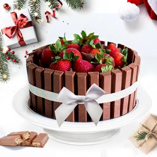 Irresistible KitKat Strawberry Cake for Christmas