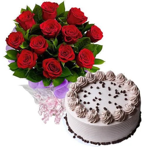 Delicious Coffee Cake with Red Roses Bouquet